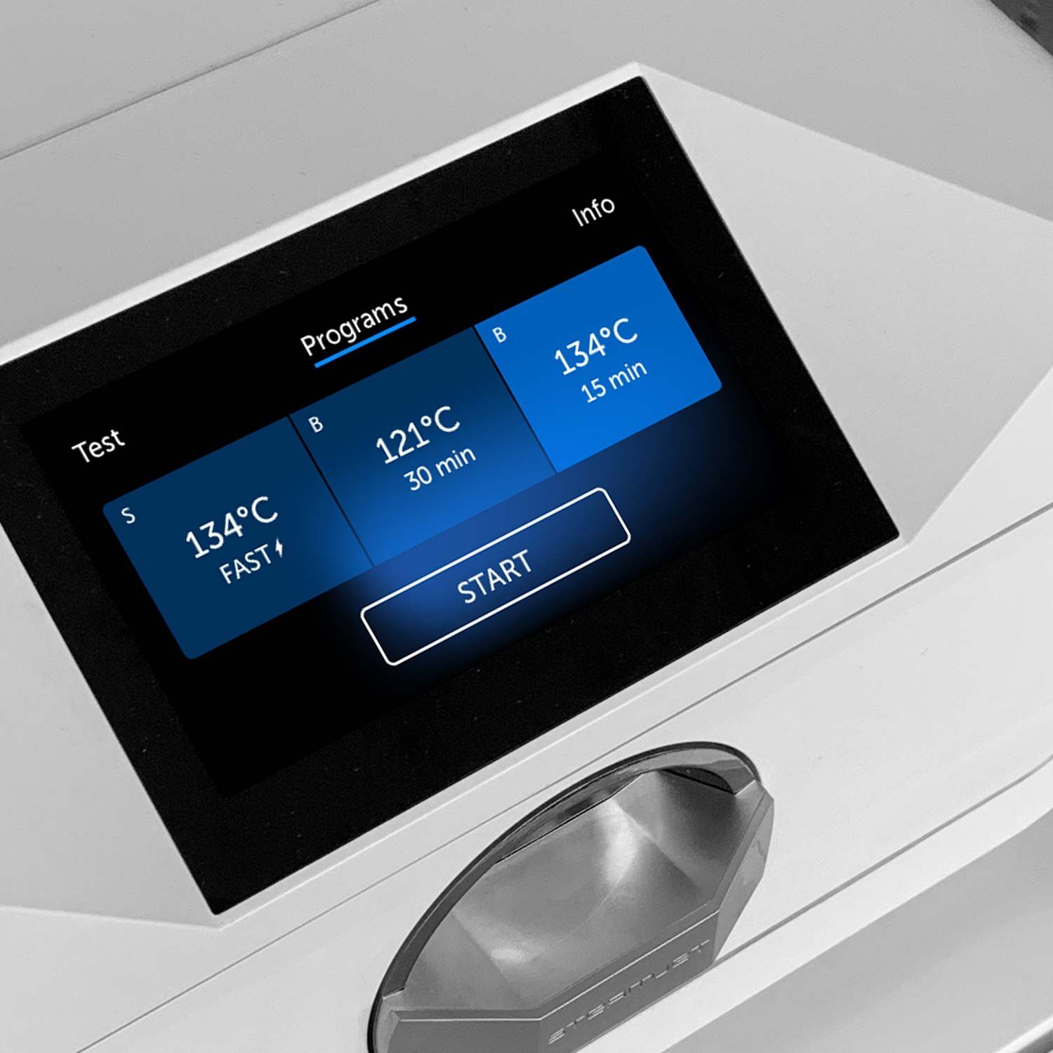 Enbio Autoklav S mit LCD-Display Nahaufnahme des Enbio Autoklav S mit blauem LCD-Display auf weißem Hintergrund