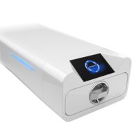 Enbio Autoklav Pro in Weiß mit Display Weißer Enbio Autoklav Pro mit blauem Display auf neutralem Hintergrund