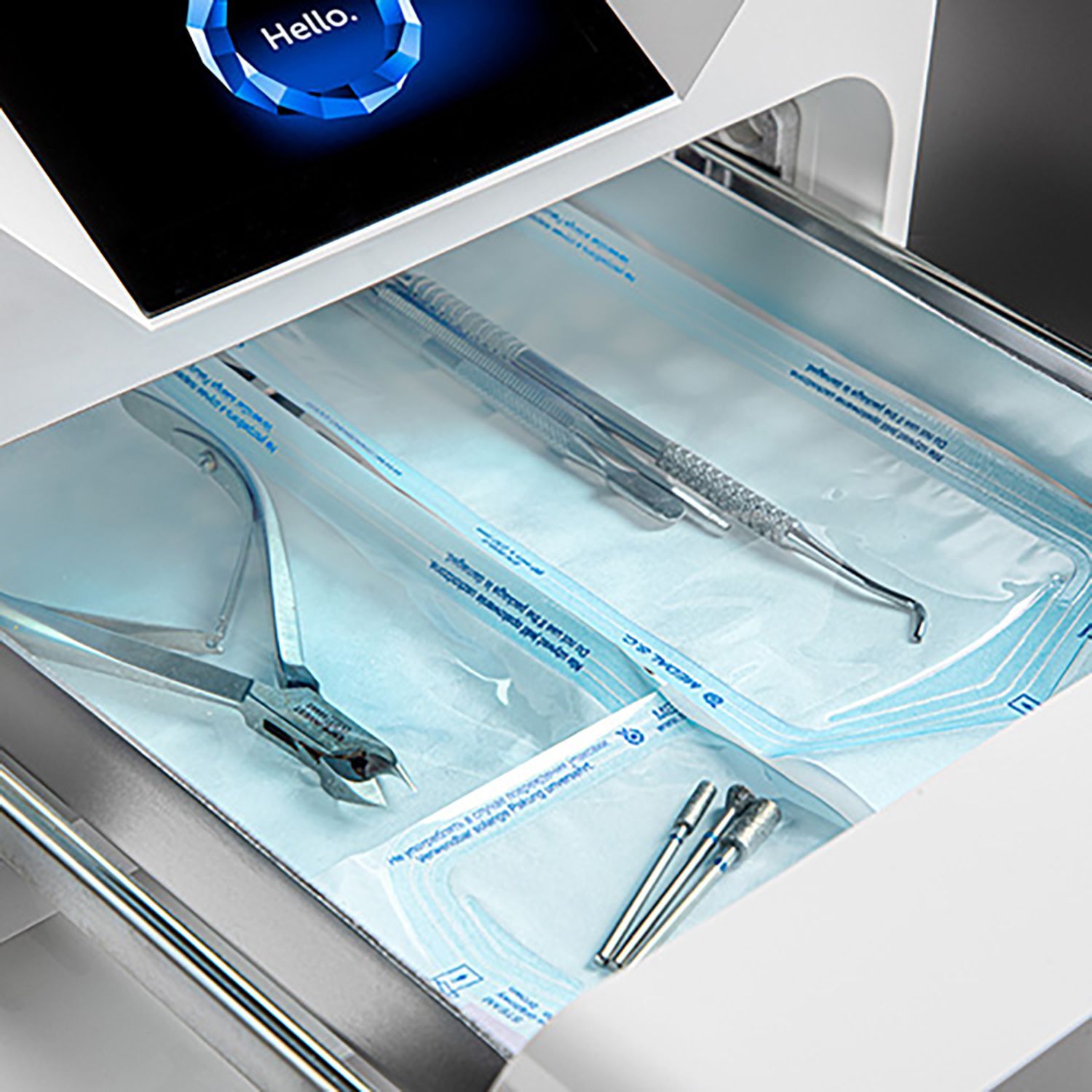 Enbio Autoklav Pro mit sterilisierten Werkzeugen Enbio Autoklav Pro mit sterilisierten chirurgischen Instrumenten auf einem weißen Hintergrund