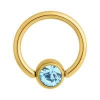 Goldener Clip in Ring mit hellblauem Kristall, 7 mm Goldener Clip in Ring mit hellblauem Kristall auf weißem Hintergrund