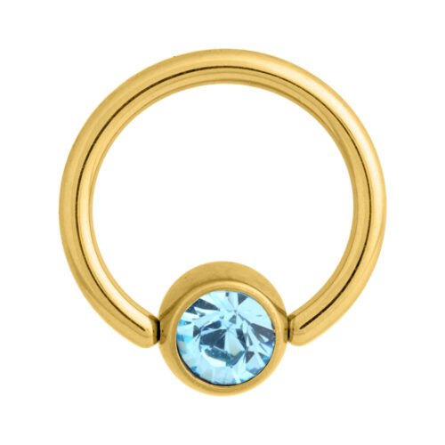 Goldener Clip in Ring mit hellblauem Kristall auf weißem Hintergrund