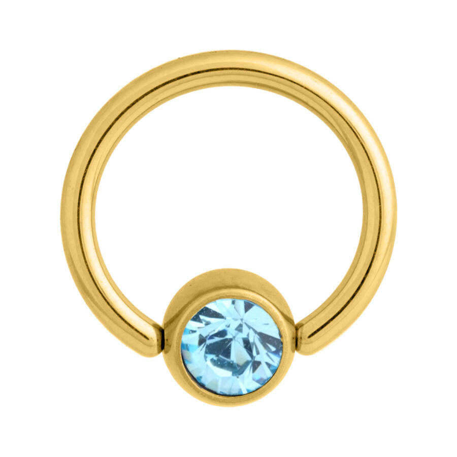 Goldener Clip in Ring mit hellblauem Kristall auf weißem Hintergrund