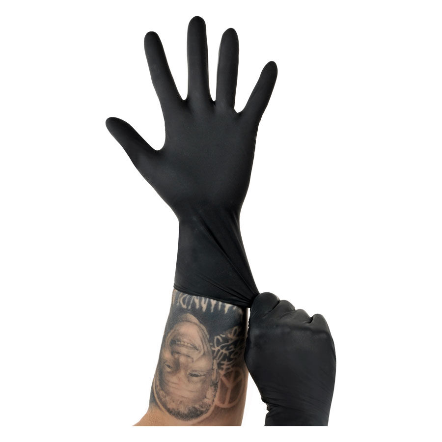 Extra lange schwarze Einweghandschuhe Schwarzer Einweghandschuh wird über tätowierten Arm gezogen