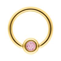 Goldener Clip in Ring mit rosa Kristall Goldener Piercing-Ring mit rosa Kristall auf weißem Hintergrund