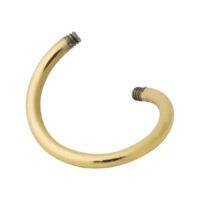 Goldene Titan Body Spirale mit Außengewinde auf weißem Hintergrund