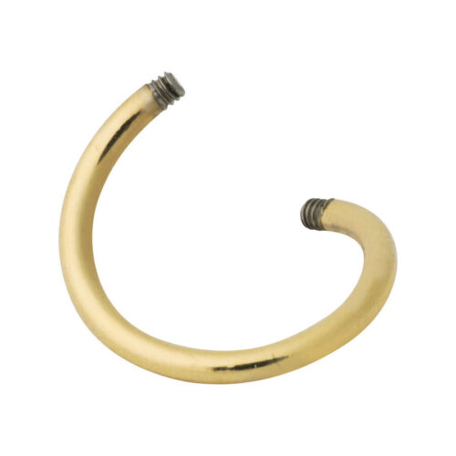 Goldene Titan Body Spirale mit Außengewinde auf weißem Hintergrund