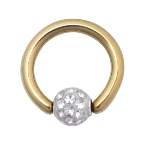 Goldener Clip in Ring mit klaren Kristallen auf weißem Hintergrund