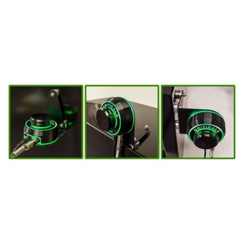 Schwarzer Critical Atom Mount mit grünem Licht auf weißem Hintergrund