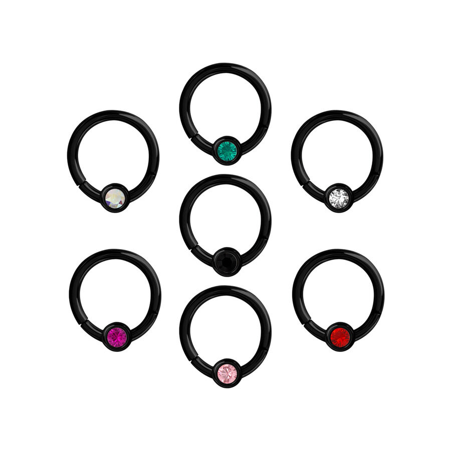 Schwarzer Kristall Clicker mit bunten Steinen Schwarzer Piercing Clicker mit farbigen Kristallen auf weißem Hintergrund