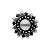 Silberne Sunflower Ohr Barbell Piercing Silberne Sunflower Barbell aus Chirurgenstahl auf weißem Hintergrund