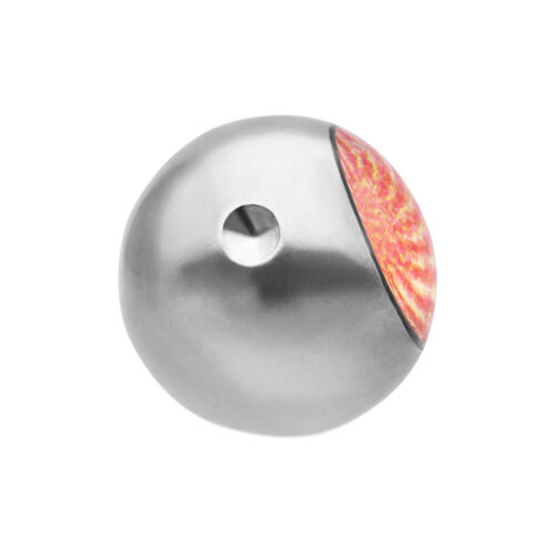 Silberne Piercingkugel aus Chirurgenstahl mit rotem Rotator auf weißem Hintergrund