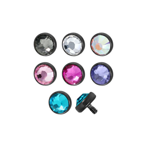 Set aus sieben schwarzen Titan Piercing Aufsätzen mit bunten Kristallen, auf weißem Hintergrund.