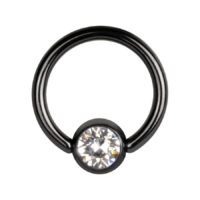 Schwarzer Titan Clip in Ring mit Kristall Schwarzer Clip in Ring mit kristallklarem Stein auf weißem Hintergrund