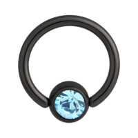 Schwarzer Titan Clip in Ring mit hellblauem Kristall Schwarzer Clip in Ring aus Titan mit einem hellblauen Kristall auf weißem Hintergrund