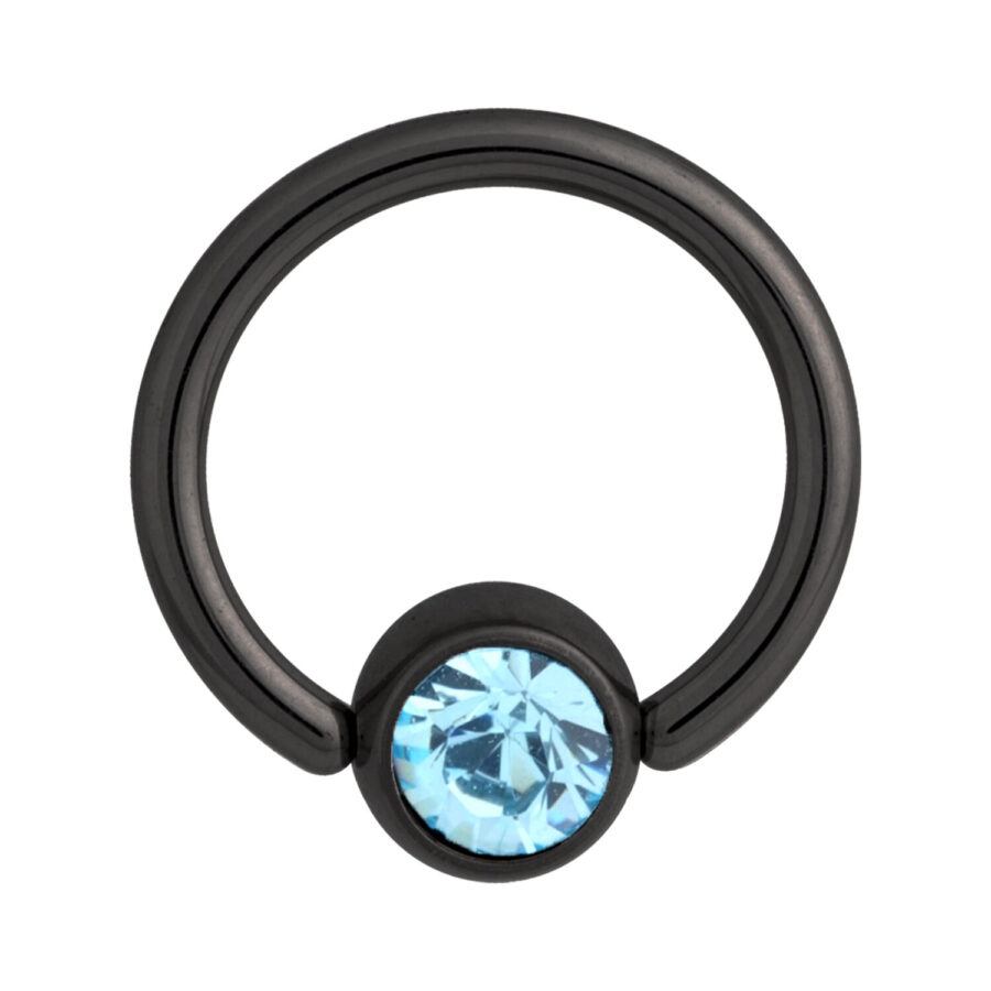Schwarzer Clip in Ring aus Titan mit einem hellblauen Kristall auf weißem Hintergrund