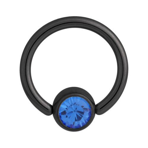 Schwarzer Titan-Ring mit saphirblauem Kristall auf weißem Hintergrund