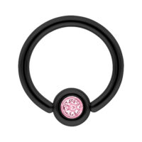 Schwarzer Clip in Ring mit rosa Kristall Schwarzer Clip in Ring mit rosa Kristall auf weißem Hintergrund