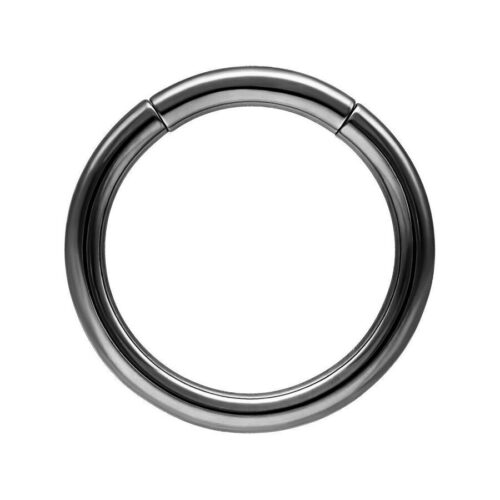 Schwarzer Segmentring aus Titan, Stärke 1,2 mm, Innendurchmesser 7,0 mm auf weißem Hintergrund