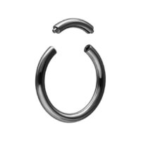Schwarzer Segmentring aus Chirurgenstahl Schwarzer Segmentring aus Chirurgenstahl 316L auf weißem Hintergrund
