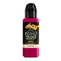 Flasche Kuro Sumi Tattoo Tinte in kräftigem Pink auf weißem Hintergrund