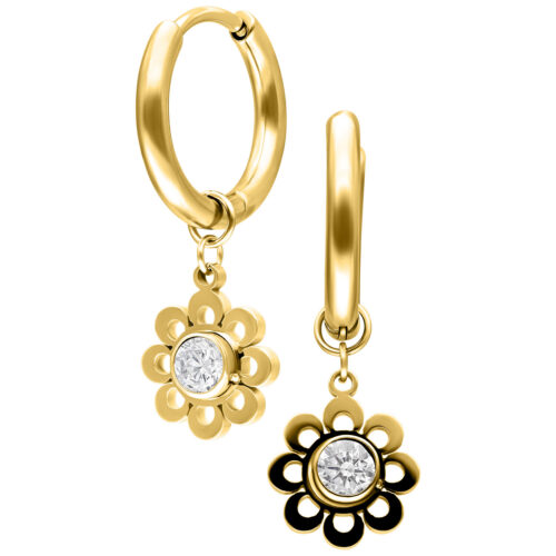 Zwei goldene Kreolen mit blumenförmigem Anhänger und Kristall in der Mitte auf weißem Hintergrund