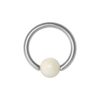Silberner Piercing-Ring mit weißer Kugel aus Knochen auf weißem Hintergrund