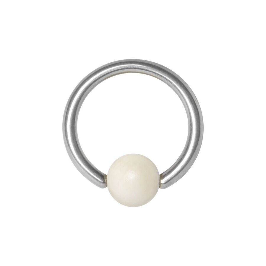 Silberner Piercing-Ring mit weißer Kugel aus Knochen auf weißem Hintergrund