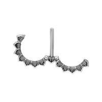 Silberner Flower Nipple Clicker mit Blumenmuster Silberner Nipple Clicker mit blumenförmigem Design aus Chirurgenstahl auf weißem Hintergrund