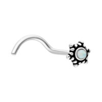 Blumen-Nasenstecker mit weißem Opal, silber Silberner Nasenstecker in Blumenform mit weißem Opal auf weißem Hintergrund