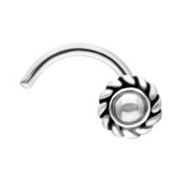 Silberner Pinwheel Nasenstecker aus Stahl Silberner Nasenstecker mit Pinwheel-Design auf weißem Hintergrund