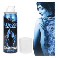 Wildcat Tattoo Pflege Schaum 59 ml Blauer H2Ocean Tattoo Pflegeschaum neben tätowierter Person