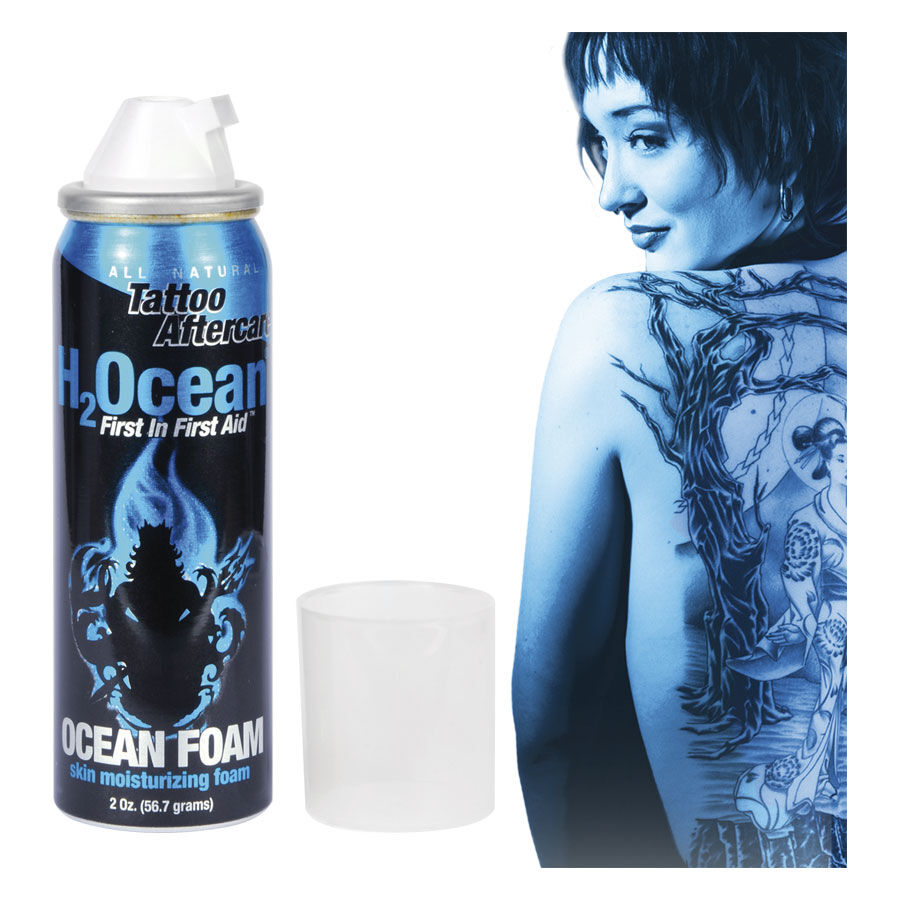 Wildcat Tattoo Pflege Schaum 59 ml Blauer H2Ocean Tattoo Pflegeschaum neben tätowierter Person