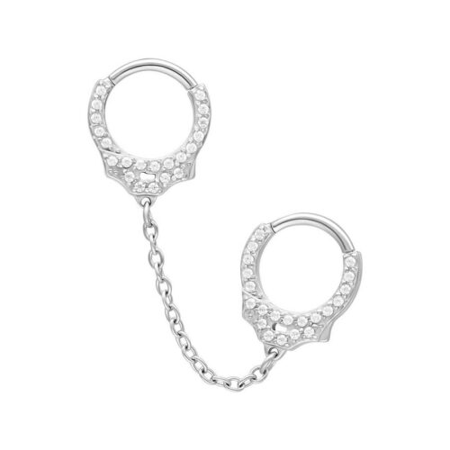 Zwei silberne Piercingringe mit Glitzersteinen, verbunden durch eine kurze Kette auf weißem Hintergrund