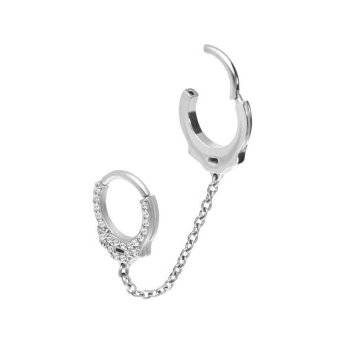 Silbernes Helix Piercing mit Glitzersteinchen und kurzer Kette auf weißem Hintergrund