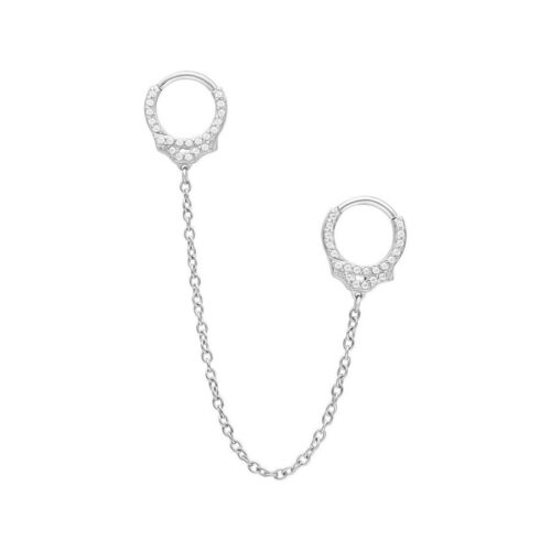 Silberne Piercingringe mit Glitzer und langer Kette auf weißem Hintergrund