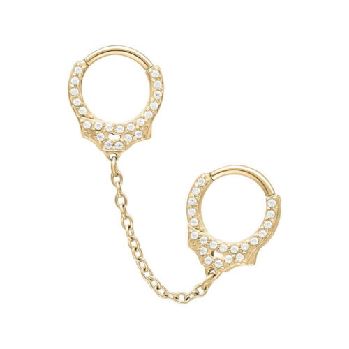 Goldene Helix-Piercingringe mit glitzernden Steinen und kurzer Kette auf weißem Hintergrund