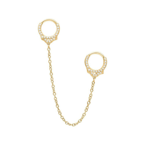 Goldene Piercingringe mit Glitzersteinen und langer Kette auf weißem Hintergrund