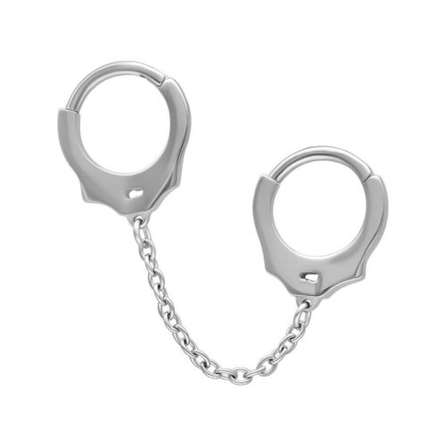 Silberne Cuffs mit kurzer Kette auf weißem Hintergrund