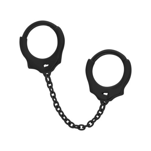 Schwarze Piercingringe mit kurzer Kette auf weißem Hintergrund