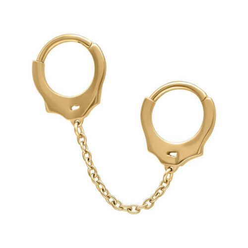 Goldene Piercing-Cuffs mit kurzer Kette auf weißem Hintergrund