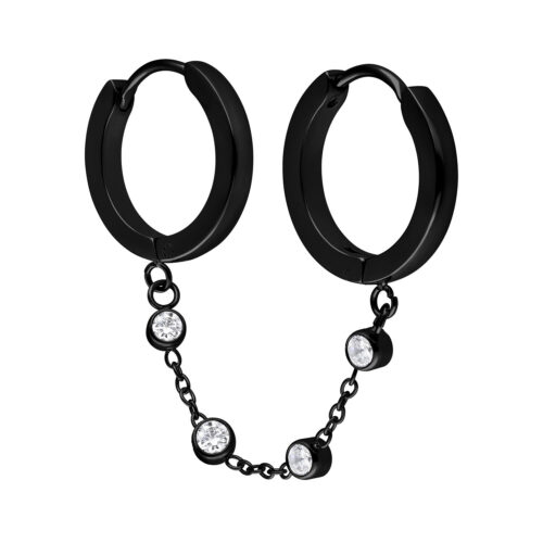 Schwarze Ohrringe mit Kette und Kristallen auf weißem Hintergrund