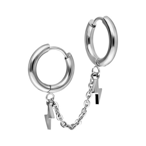 Silberne Double Huggie Ohrringe aus Chirurgenstahl mit Blitzanhängern auf weißem Hintergrund