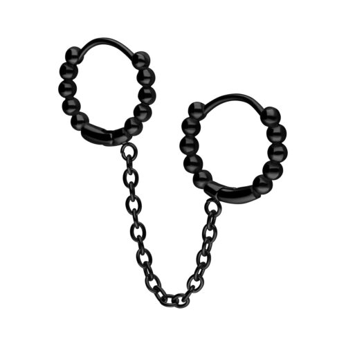 Schwarze Double Huggie Ohrringe mit Kugeln und Kette auf weißem Hintergrund