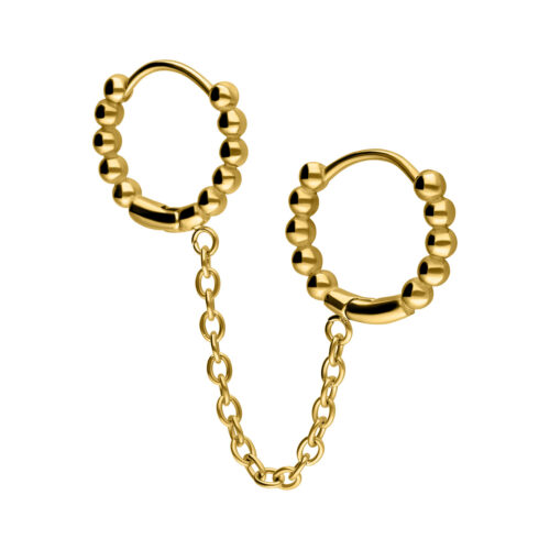 Goldene Double Huggie Kreolen mit Kugeln und Kette auf weißem Hintergrund