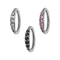Drei silberne Hinged Ringe mit schwarzen, klaren und rosa Kristallen auf weißem Hintergrund