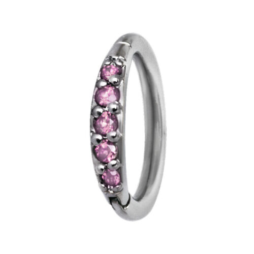Silberfarbener Piercingring mit rosa Kristallen auf weißem Hintergrund