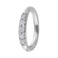 Silberner Clicker-Ring mit klaren Kristallen auf weißem Hintergrund
