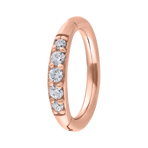 Roségoldener Hinged Ring mit klaren Kristallen auf weißem Hintergrund