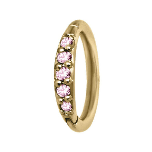 Goldener Piercing-Ring mit rosa Kristallen auf weißem Hintergrund