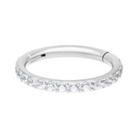 Silberner Conch Ring mit weißen Kristallen, 1,2 mm dick, auf weißem Hintergrund